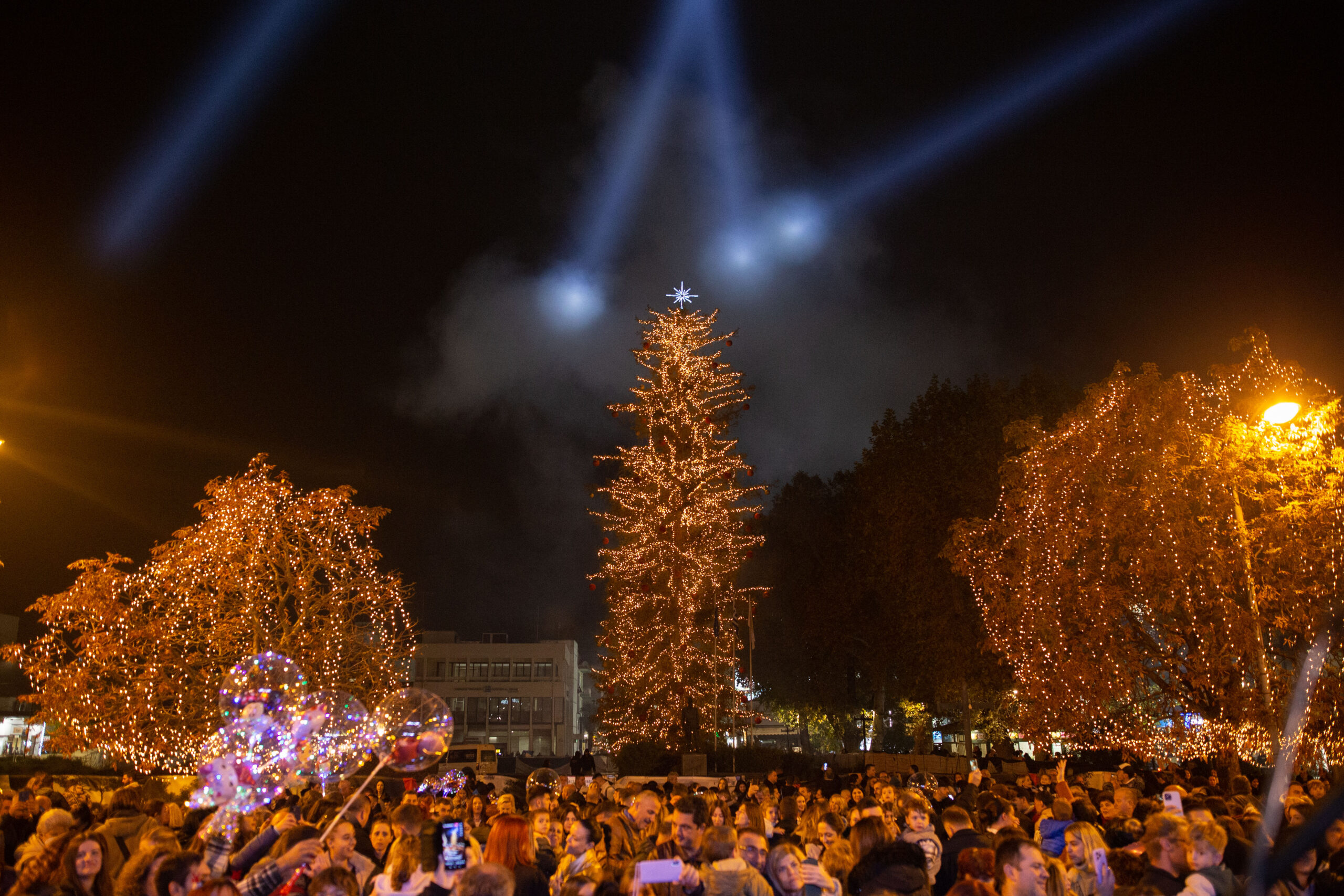 Τρίκαλα: Φως και χαρά από το υψηλότερο φυσικό χριστουγεννιάτικο δέντρο της Ελλάδας - ΦΩΤΟ