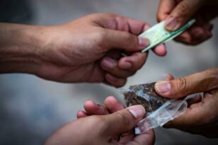 Αίγιο - Διακίνηση ναρκωτικών: Τους «καίνε» οι συνομιλίες για ραντεβού και παραγγελίες - Γιατί άλλαξε δικηγόρο ο 16χρονος