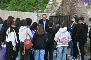 Πάτρα: Ο Κ. Πελετίδης υποδέχθηκε μαθητές από το Αγρίνιο στο Ιστορικό Καταφύγιο - ΦΩΤΟ