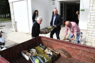 Πάτρα: Νέα διανομή ζωοτροφών από τον Δήμο, σε φιλοζωικές οργανώσεις, εθελοντές και στο Καταφύγιο Αδέσποτων