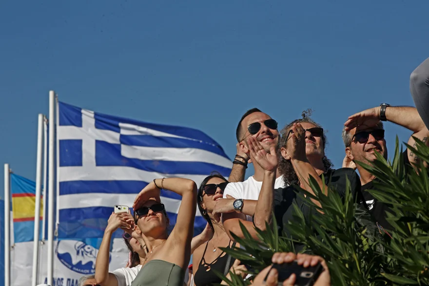 Εντυπωσίασαν οι Έλληνες πιλότοι στην αεροπορική επίδειξη στο Φλοίσβο - ΦΩΤΟ