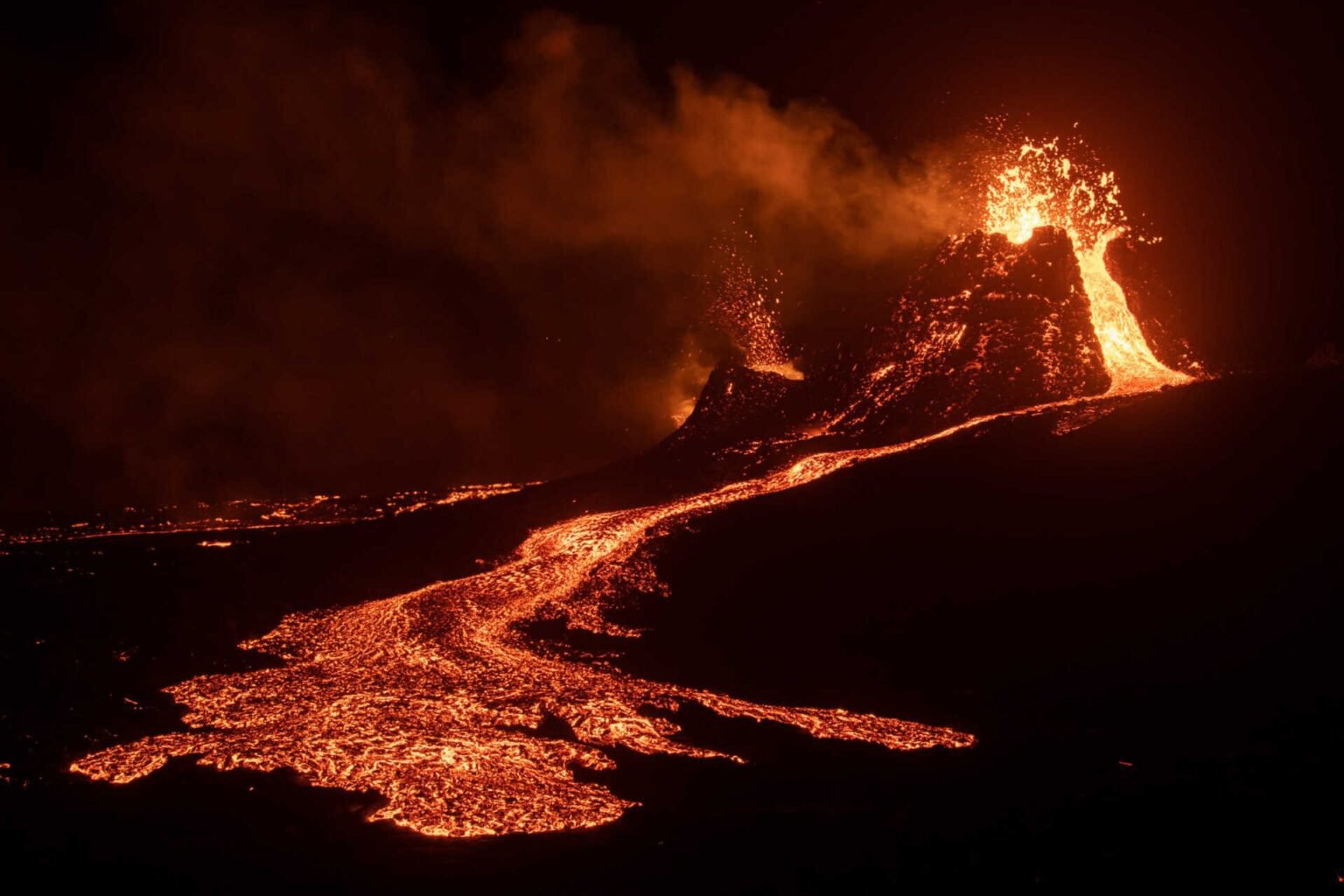 Iceland: The volcano spews lava for the 2nd day PHOTOS – VIDEO
 – 2024-06-28 07:32:23