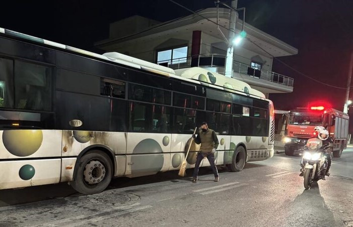 Άνω Λιόσια: Βίντεο ντοκουμέντο – Η επίθεση με βόμβες μολότοφ σε λεωφορείο γεμάτο επιβάτες