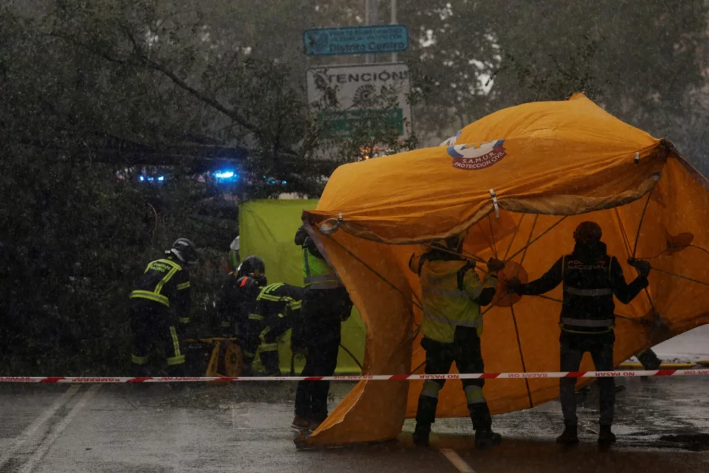 Κακοκαιρία «Ciaran»: Toυλάχιστον 6 νεκροί στη Δυτική Ευρώπη ΦΩΤΟ - ΒΙΝΤΕΟ