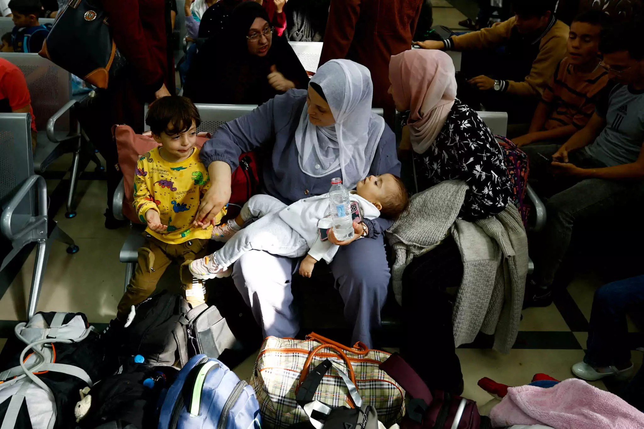 Μέση Ανατολή: Εκατοντάδες ξένοι υπήκοοι πέρασαν μέσω της Ράφα από τη Γάζα στην Αίγυπτο 