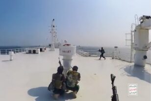 Η στιγμή που οι αντάρτες Χούθι καταλαμβάνουν πλοίο στην Ερυθρά θάλασσα – Εντυπωσιακό BINTEO