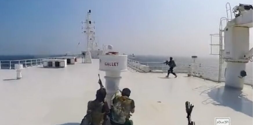Η στιγμή που οι αντάρτες Χούθι καταλαμβάνουν πλοίο στην Ερυθρά θάλασσα – Εντυπωσιακό BINTEO