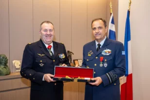 Τιμήθηκε με το μετάλλιο της Λεγεώνας της Τιμής στο Παρίσι ο αρχηγός ΓΕΑ Θεμιστοκλής Μπουρολιάς