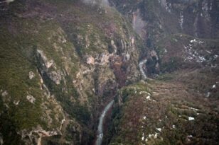 Γοργοπόταμος: Διασώθηκε με ελικόπτερο το τραυματισμένο ζευγάρι των Ελβετών στο φαράγγι ΒΙΝΤΕΟ