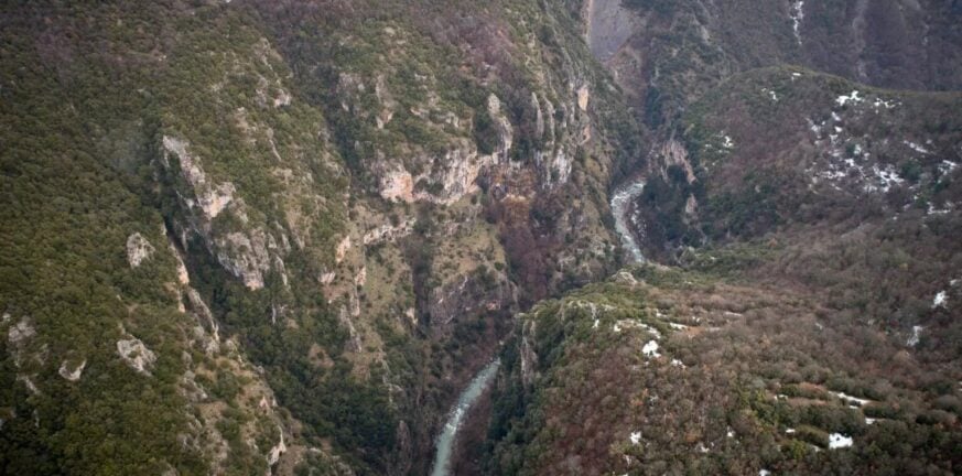 Γοργοπόταμος: Διασώθηκε με ελικόπτερο το τραυματισμένο ζευγάρι των Ελβετών στο φαράγγι ΒΙΝΤΕΟ