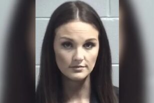 ΗΠΑ: Καθηγήτρια, μητέρα 2 παιδιών, συνελήφθη επειδή έκανε σεξ με μαθητή σε πάρκινγκ πιτσαρίας