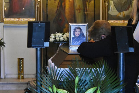 Ανείπωτη θλίψη στο τελευταίο αντίο στην ηθοποιό Κάτια Νικολαΐδου – Κατέρρευσε η μητέρα της φτάνοντας στην εκκλησία ΦΩΤΟ-BINTEO