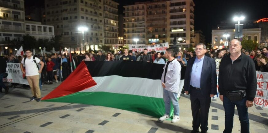Πάτρα: Διαδήλωση και συναυλία αλληλεγγύης για την Παλαιστίνη - Παρούσα η δημοτική αρχή με επικεφαλής τον Κώστα Πελετίδη ΦΩΤΟ