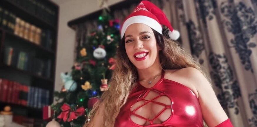 Κατερίνα Στικούδη: Ποζάρει με φουσκωμένη κοιλιά μπροστά από το χριστουγεννιάτικο δέντρο