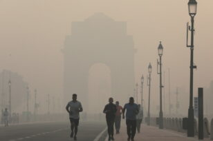 Ινδία: Επικίνδυνα τα επίπεδα της ατμοσφαιρική ρύπανσης στο Νέο Δελχί - Άνοιξαν σχολεία και εργοστάσια
