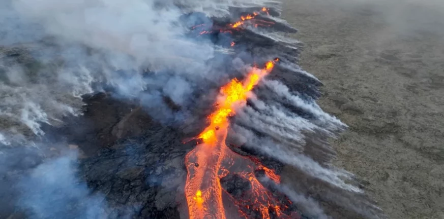 Ισλανδία: Έτοιμο να εκραγεί το ηφαίστειο - Μεγαλώνουν οι ρωγμές στους δρόμους - ΦΩΤΟ - ΒΙΝΤΕΟ