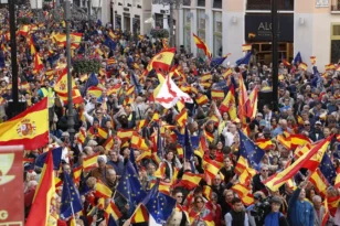 Ισπανία: Χιλιάδες άνθρωποι διαδήλωσαν κατά Σάντσεθ και της αμνηστίας στους Καταλανούς αυτονομιστές - ΦΩΤΟ - ΒΙΝΤΕΟ