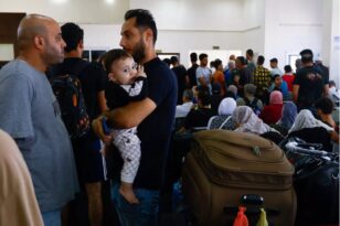 Μέση Ανατολή: Εκατοντάδες ξένοι υπήκοοι πέρασαν μέσω της Ράφα από τη Γάζα στην Αίγυπτο 