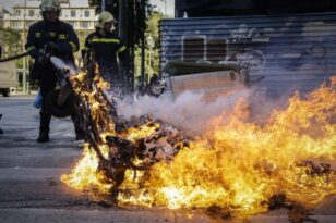 Ένταση στη λεωφόρο Αθηνών, έξω από τη Γεωπονική – Έβαλαν φωτιές σε κάδους