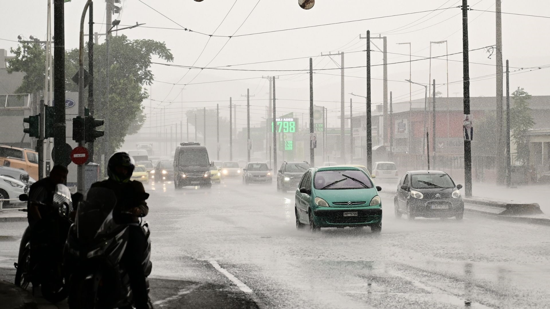 Bad weather: Severe storms and hail in most of the country, over 400 lightning strikes in Attica
 – 2024-07-05 04:40:23