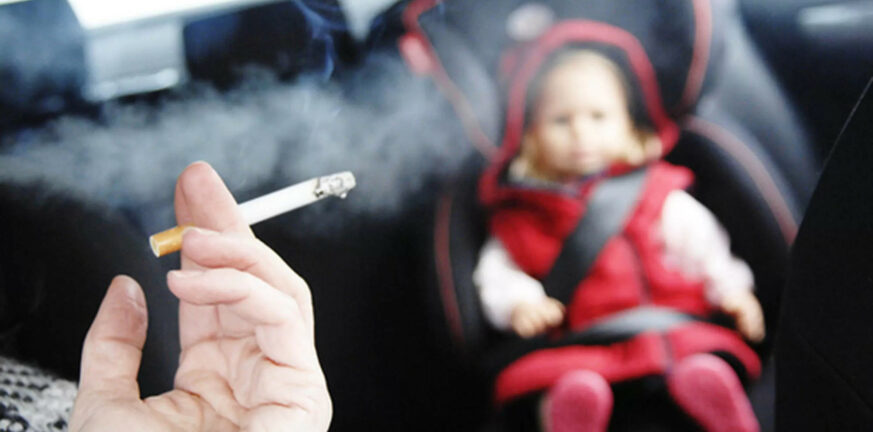 Επικίνδυνο για τα παιδιά το κάπνισμα ενηλίκων μέσα στα αυτοκίνητα