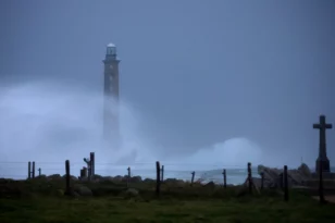 Kαταιγίδα Κιαράν: Σε συναγερμό Γαλλία και Βρετανία - Σπάνε ρεκόρ οι σφοδρές βροχές και οι δυνατοί άνεμοι - ΦΩΤΟ - ΒΙΝΤΕΟ