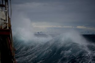 «Καταιγίδα του αιώνα»: Η Μαύρη θάλασσα «επιτέθηκε» σε παραλιακές περιοχές - ΒΙΝΤΕΟ