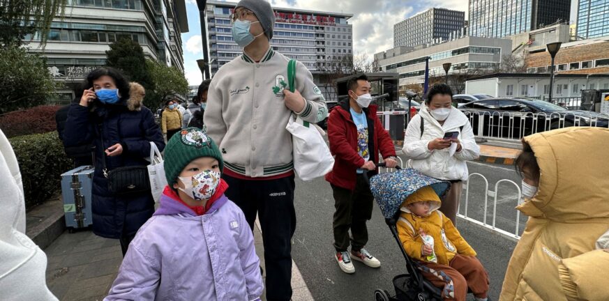 Κίνα: Επαναφέρει μάσκες και αποστάσεις - Η πνευμονία που «χτυπάει» κυρίως παιδιά