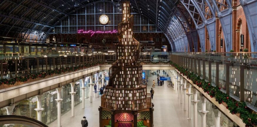 Λονδίνο: Χριστουγεννιάτικο δέντρο «όνειρο» για βιβλιοφάγους