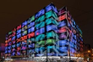 Φωταγωγήθηκε το εμβληματικό κτήριο του Μινιόν – Θα είναι έτοιμο μέσα στο 2024