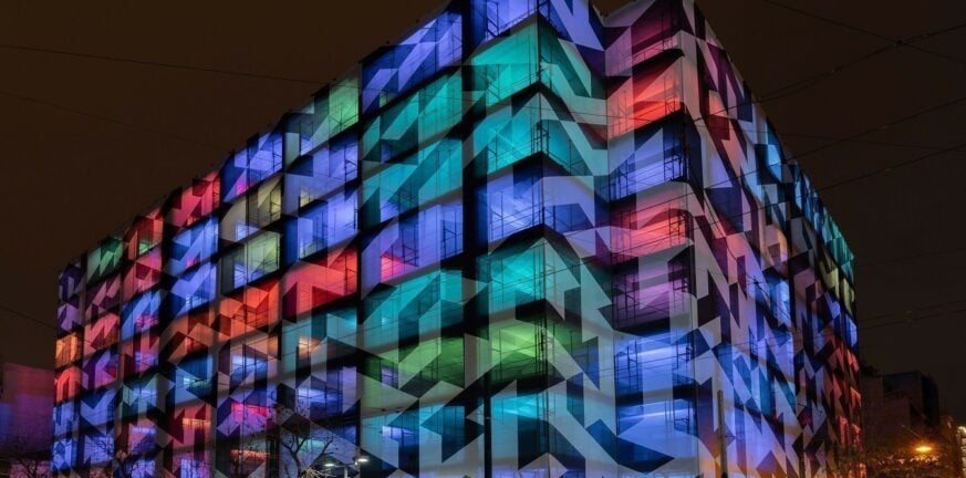 Φωταγωγήθηκε το εμβληματικό κτήριο του Μινιόν – Θα είναι έτοιμο μέσα στο 2024