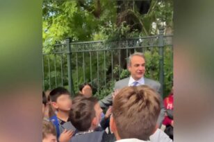 Όταν ο Κυριάκος Μητσοτάκης συνάντησε μικρούς μαθητές έξω από το Προεδρικό Μέγαρο