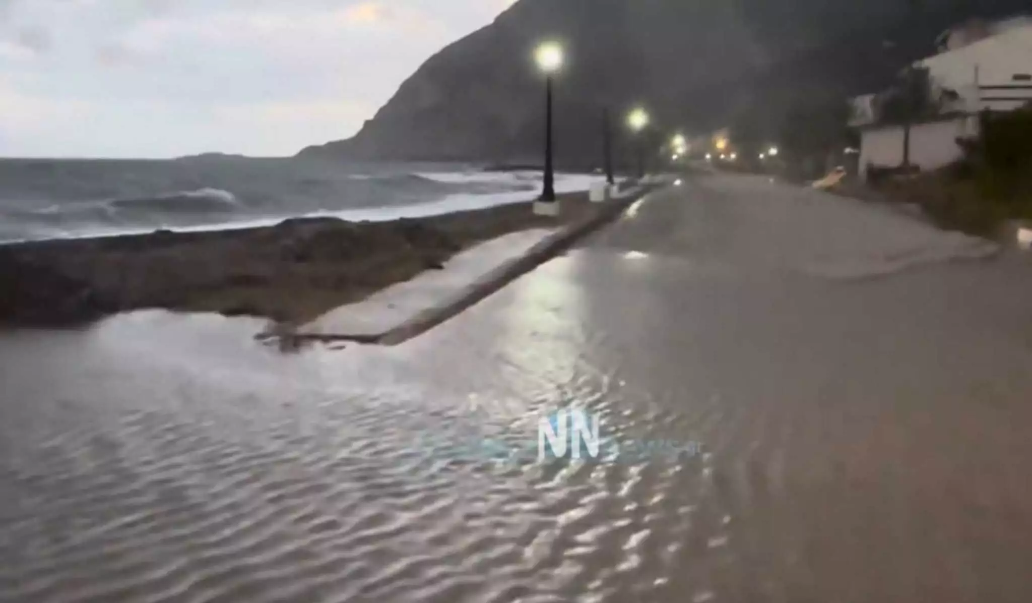 Ναύπακτος: Η κακοκαιρία Βettina έβγαλε τη θάλασσα στη στεριά ΦΩΤΟ - ΒΙΝΤΕΟ