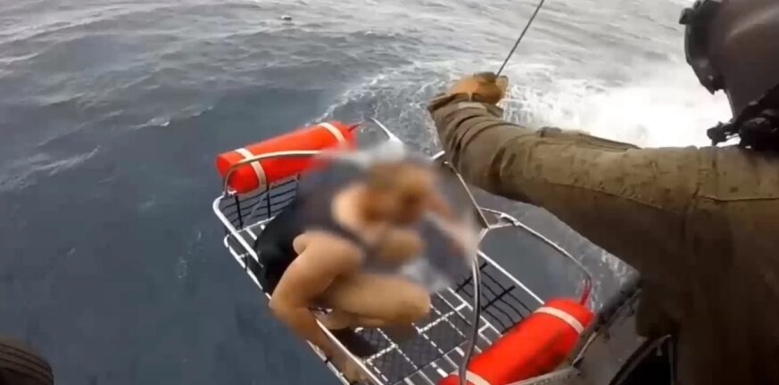 ΒΙΝΤΕΟ η στιγμή της διάσωσης ναυτικού από το ναυάγιο πλοίου στη Λέσβο - Αναγνωρίστηκε σορός - Αγωνία για 12 αγνοούμενους