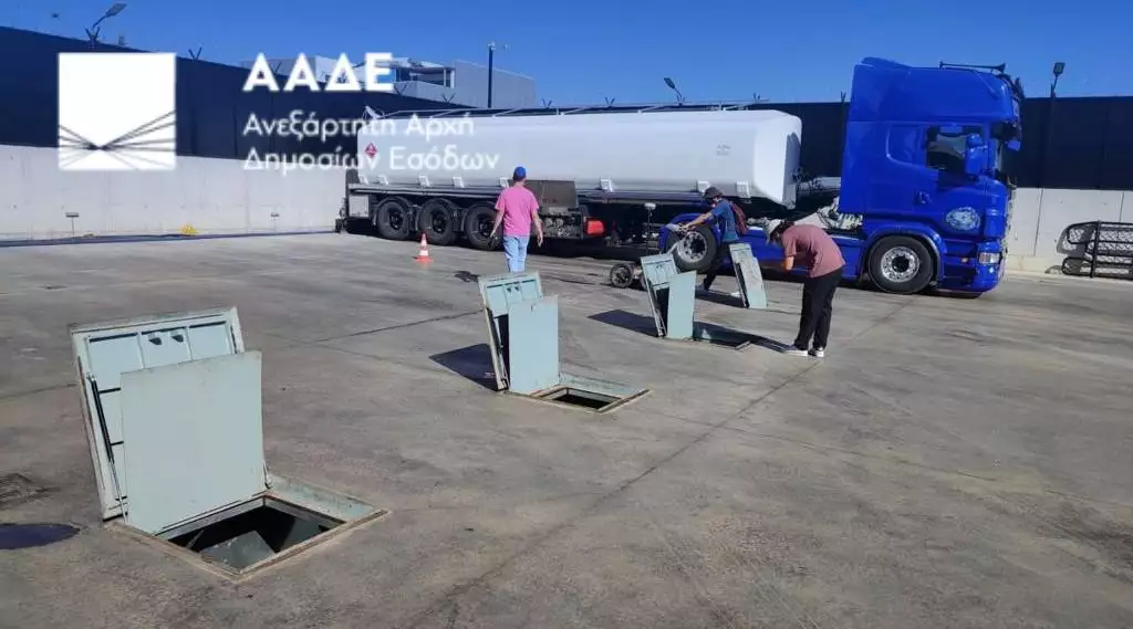 ΑΑΔΕ: Κατασχέθηκαν χιλιάδες λίτρα προϊόντων για νοθεία καυσίμων σε Πειραιά, Ροδόπη και διόδια Ιάσμου - ΦΩΤΟ