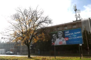 Βίκτορ Όρμπαν: Γέμισε τους δρόμους με αφίσες που δυσφημούν την Φον ντερ Λάιεν