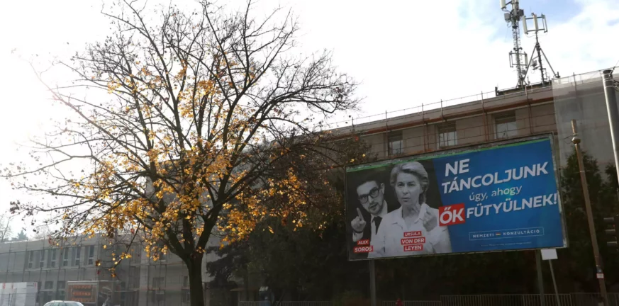 Βίκτορ Όρμπαν: Γέμισε τους δρόμους με αφίσες που δυσφημούν την Φον ντερ Λάιεν