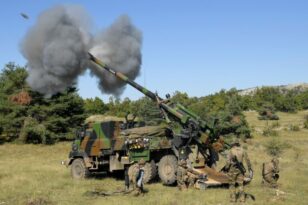 Γαλλία: Πρόθυμη να προμηθεύσει πυρομαχικά την Ουκρανία κατασκευασμένα και εκτός Ευρώπης