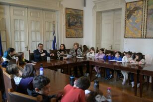 Πάτρα: Ο Κώστας Πελετίδης δέχθηκε τους μαθητές του Δημοτικού Σχολείου Ρίου - ΦΩΤΟ