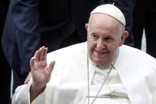 Με γρίπη ο Πάπας Φραγκίσκος - Δεν θα ευλογήσει το πλήθος στην πλατεία του Αγίου Πέτρου