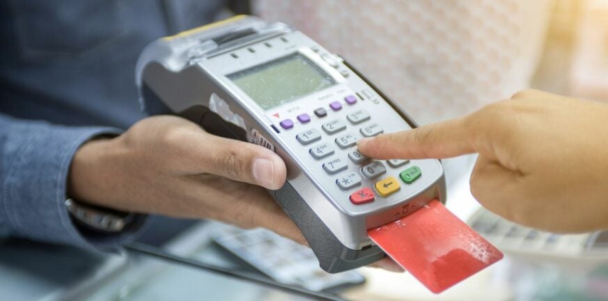 Με προπληρωμένη κάρτα τα επιδόματα ΟΠΕΚΑ και ΔΥΠΑ - Πότε θα ισχύσει