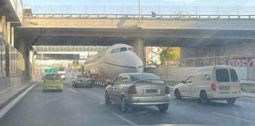 Αεροπλάνο «πέταξε» στην Αττική Οδό - Πρωτοφανές θέαμα η μεταφορά σε αυτοκινητόδρομο