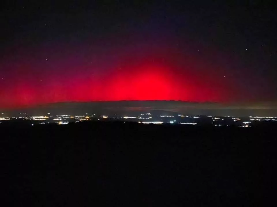 Το Βόρειο Σέλλας έβαψε κόκκινο τον ουρανό της Βόρειας Ελλάδας - Πως εξηγείται το σπάνιο φαινόμενο, εντυπωσιακές ΦΩΤΟ