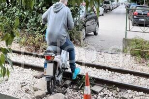 Κίνδυνος ατυχήματος σε σημεία «τρύπες» του Προαστιακού της Πάτρας: Πεζοί και δίκυκλα μέσα από γραμμές ΒΙΝΤΕΟ