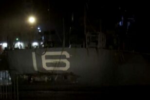 Θεσσαλονίκη: Ρήγμα στο «Βέλος» από τους θυελλώδεις ανέμους και τα κύματα - ΦΩΤΟ