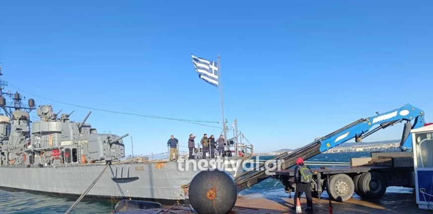 Θεσσαλονίκη: Σε εξέλιξη η ρυμούλκηση του ιστορικού αντιτορπιλικού «Βέλος» - Συνδράμουν δύο ρυμουλκά