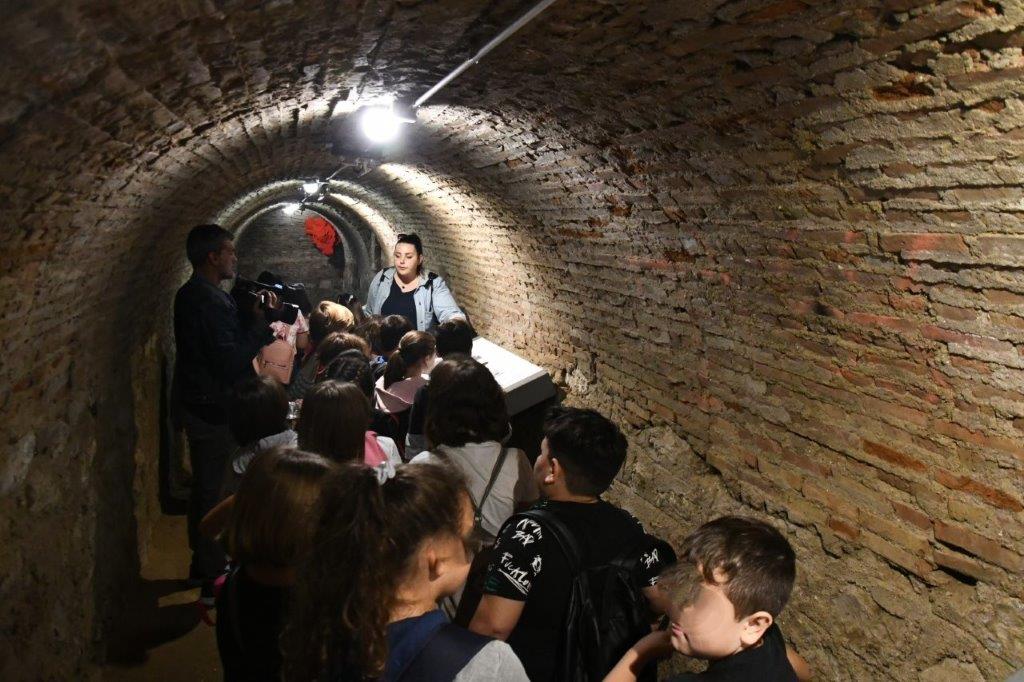 Εκατοντάδες μαθητές σχολείων στις ξεναγήσεις στο ιστορικό Καταφύγιο της Πάτρας - ΦΩΤΟ