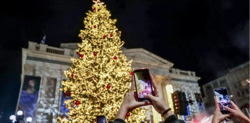 Χριστούγεννα στον Πειραιά: Φωταγώγηση του δέντρου με Πάνο Κιάμο και Ρούλα Κορομηλά