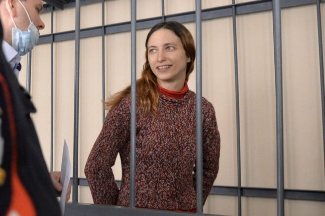 Ρωσία: Ζωγράφος αντιμετωπίζει ποινή φυλάκισης οκτώ ετών - Έκανε πρωτότυπη διαμαρτυρία σε σούπερ μάρκετ - ΒΙΝΤΕΟ