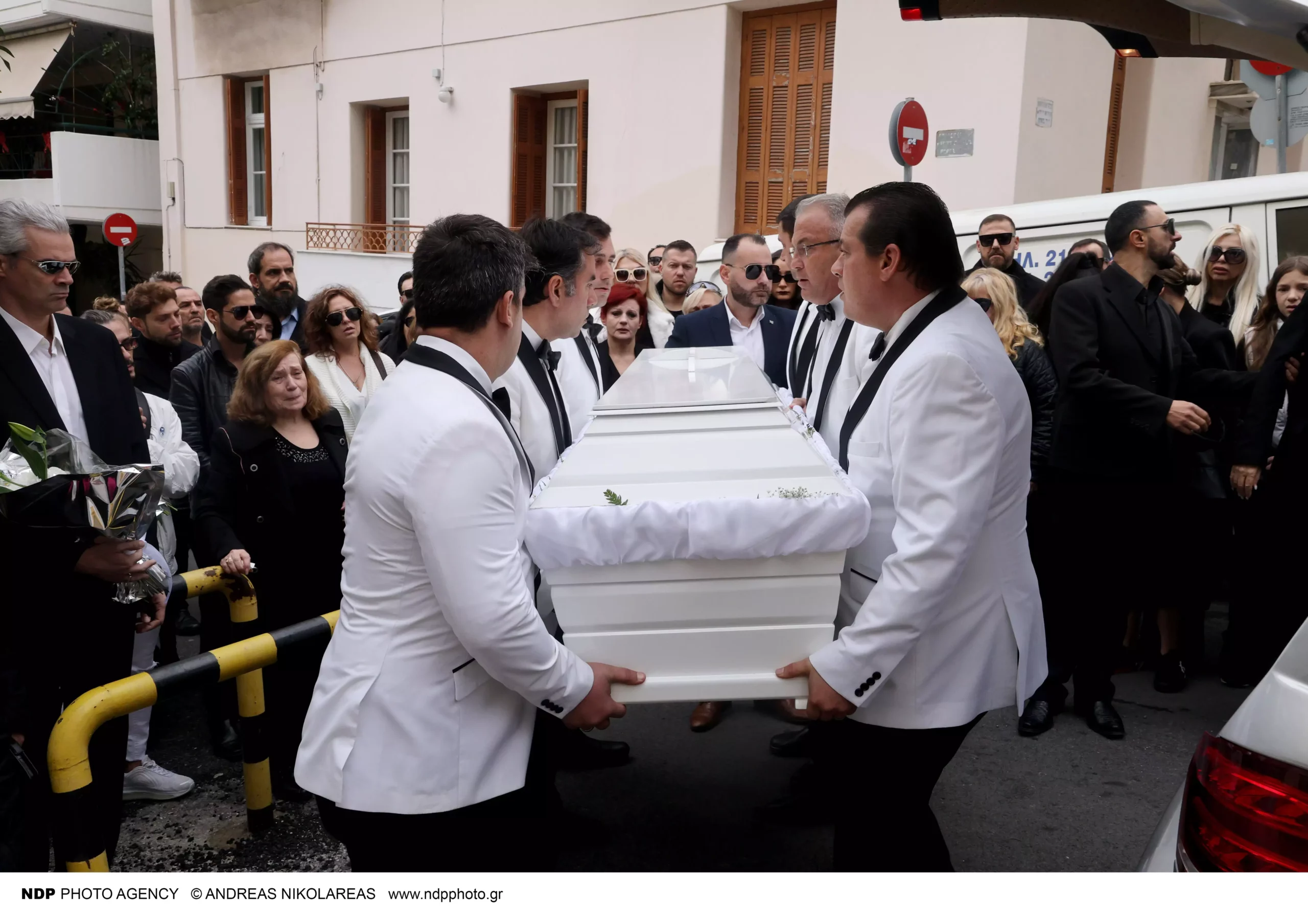 Κηδεία Νίκου Φλωρινιώτη: Υποβασταζόμενες η Μάχη και η Αννούλα Φλωρινιώτη